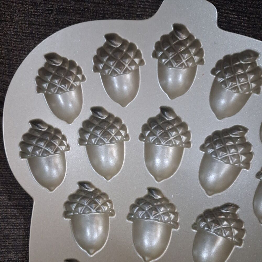 Nordic Ware Harvest Acorn Cakelet Pan 18 cavities (2 Cups) - Picture 2 of 4